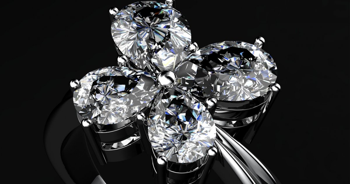 Драгоценности на черном фоне