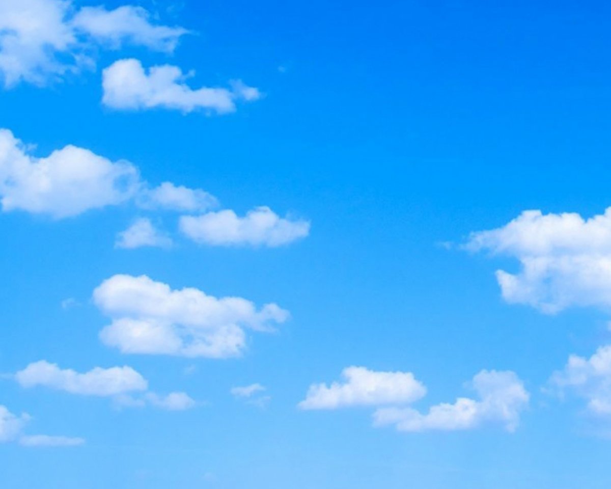 Розовое небо с облаками