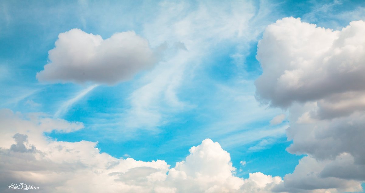 Серо-голубое небо с облаками