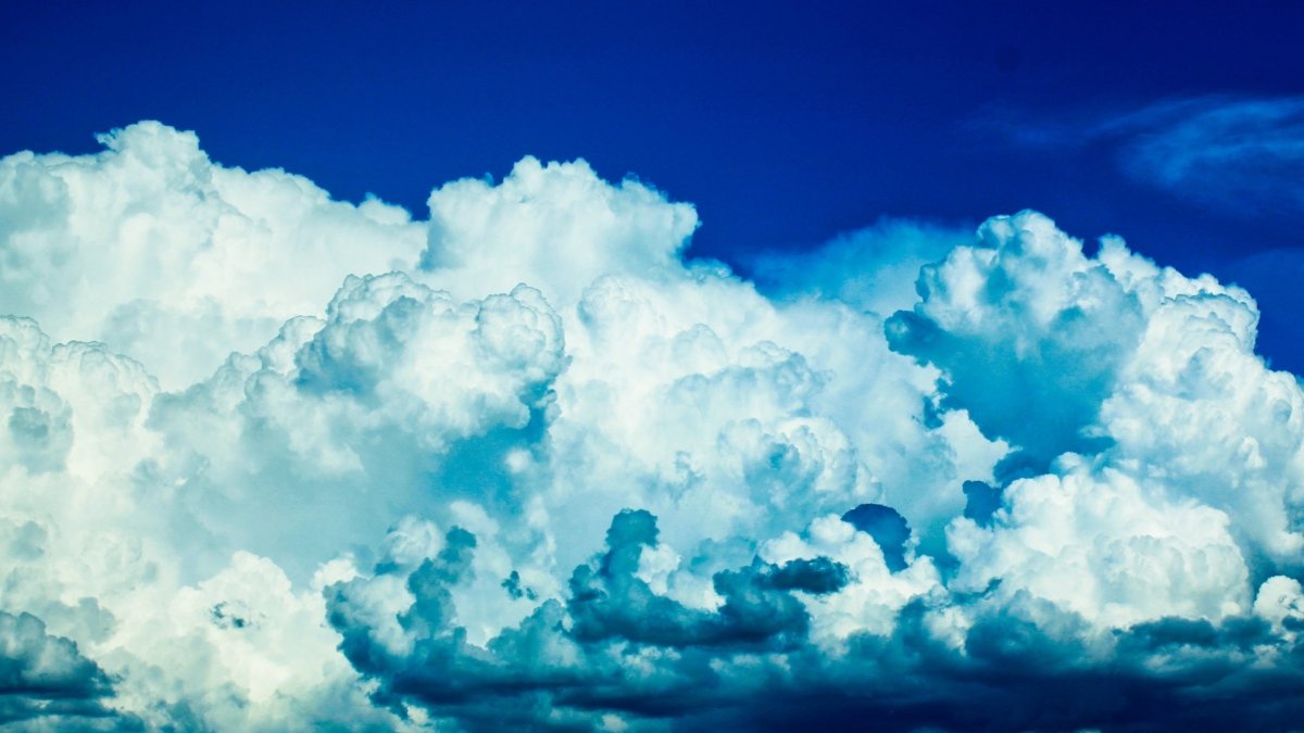 Светло голубое небо