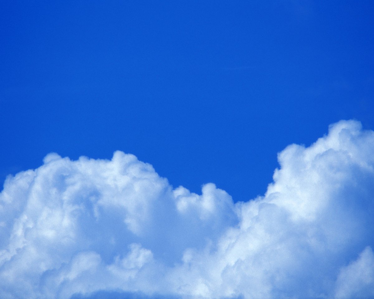 Голубое небо с облаками