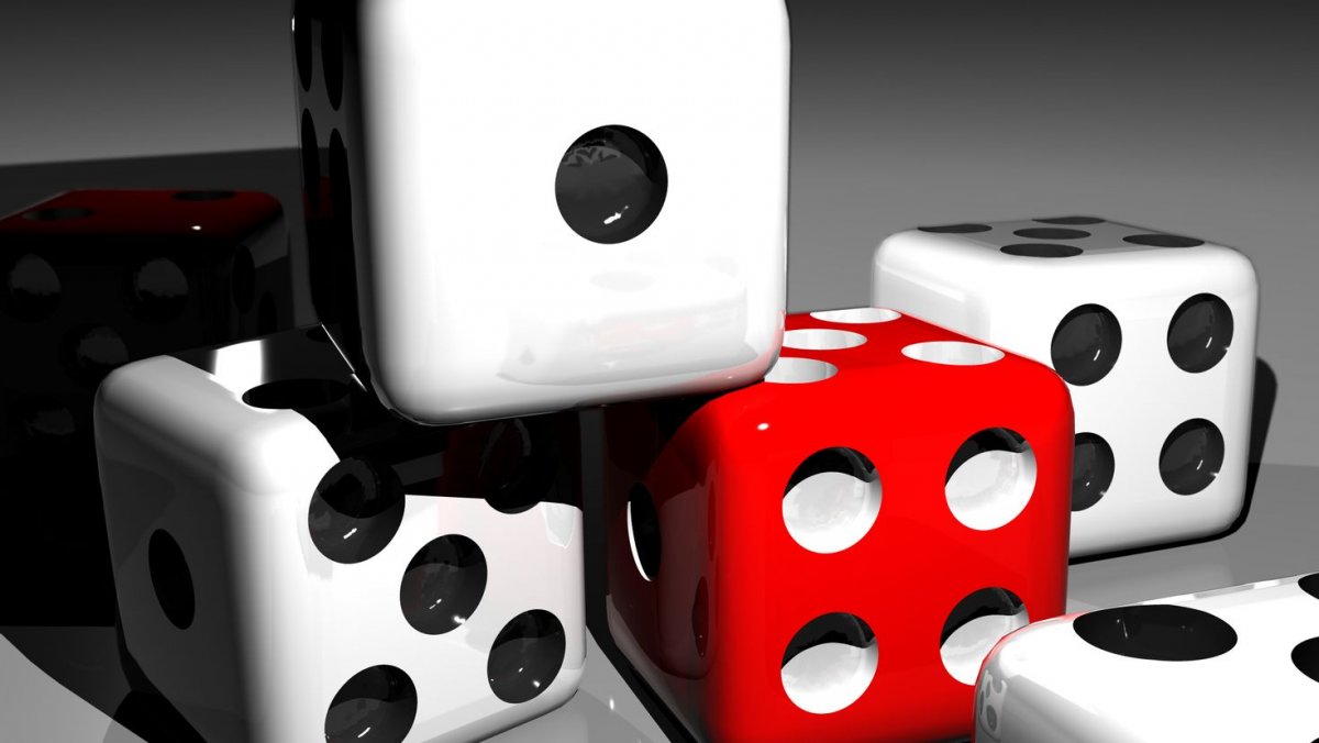 Игральные кости на столе