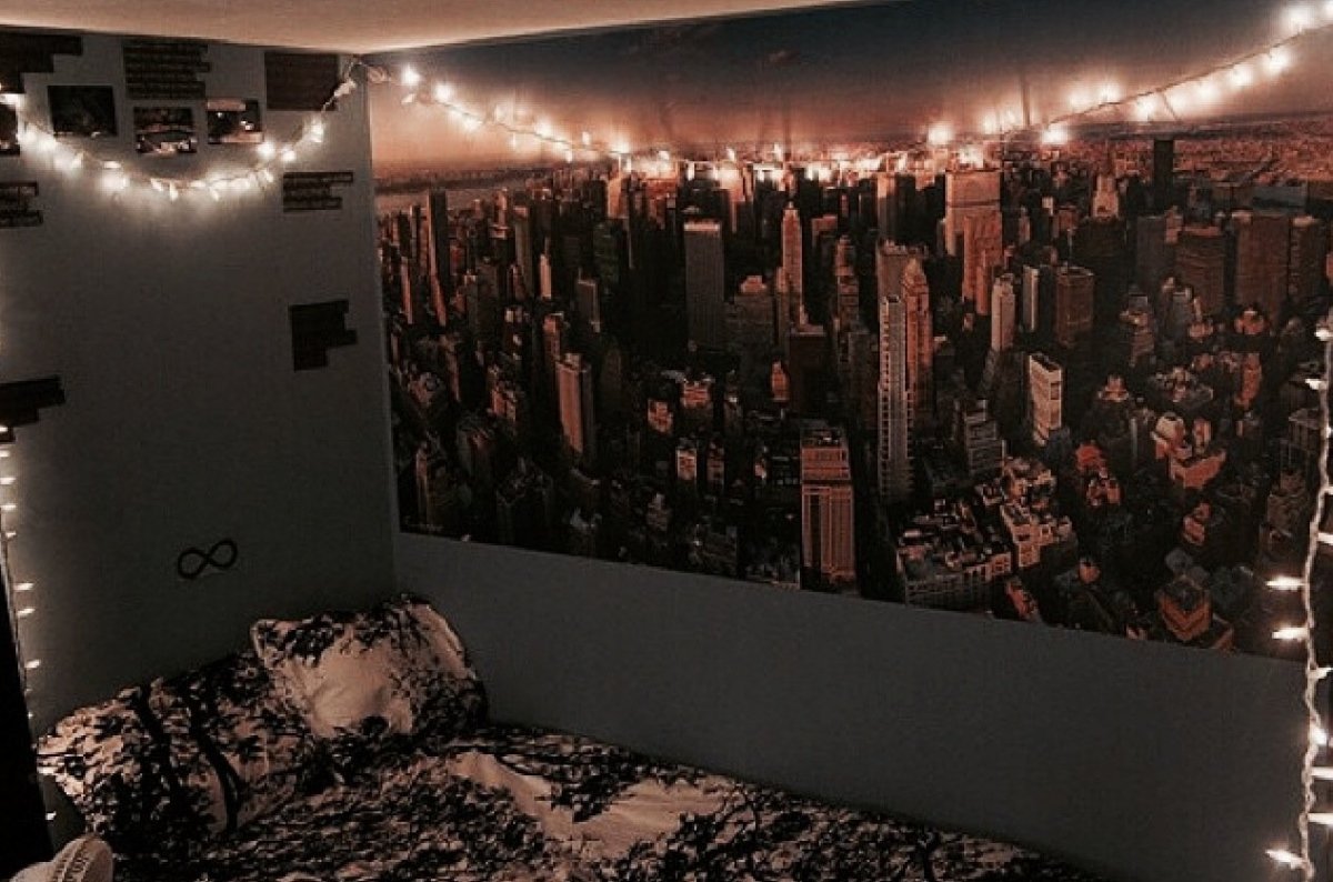 Комнаты с подсветкой и плакатами