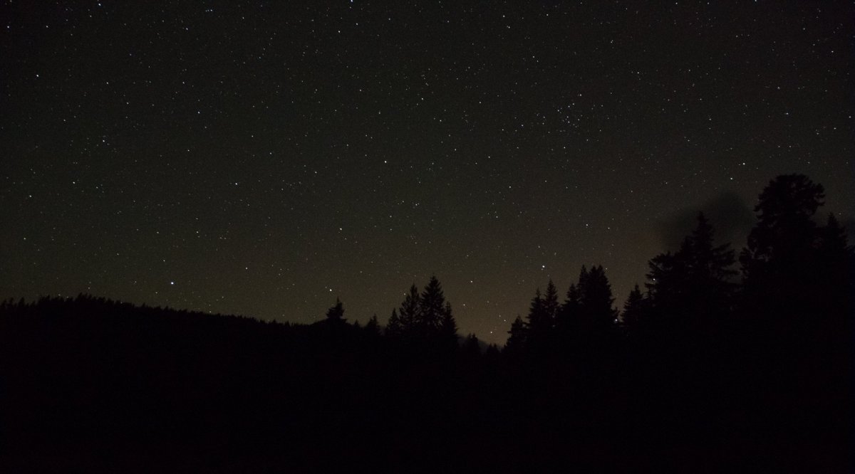 Облака на черном фоне