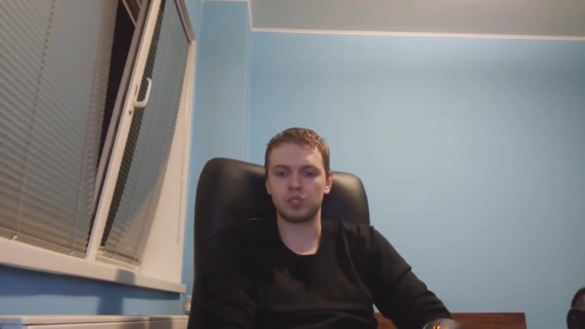 ПАПИЧ на фоне нового дома