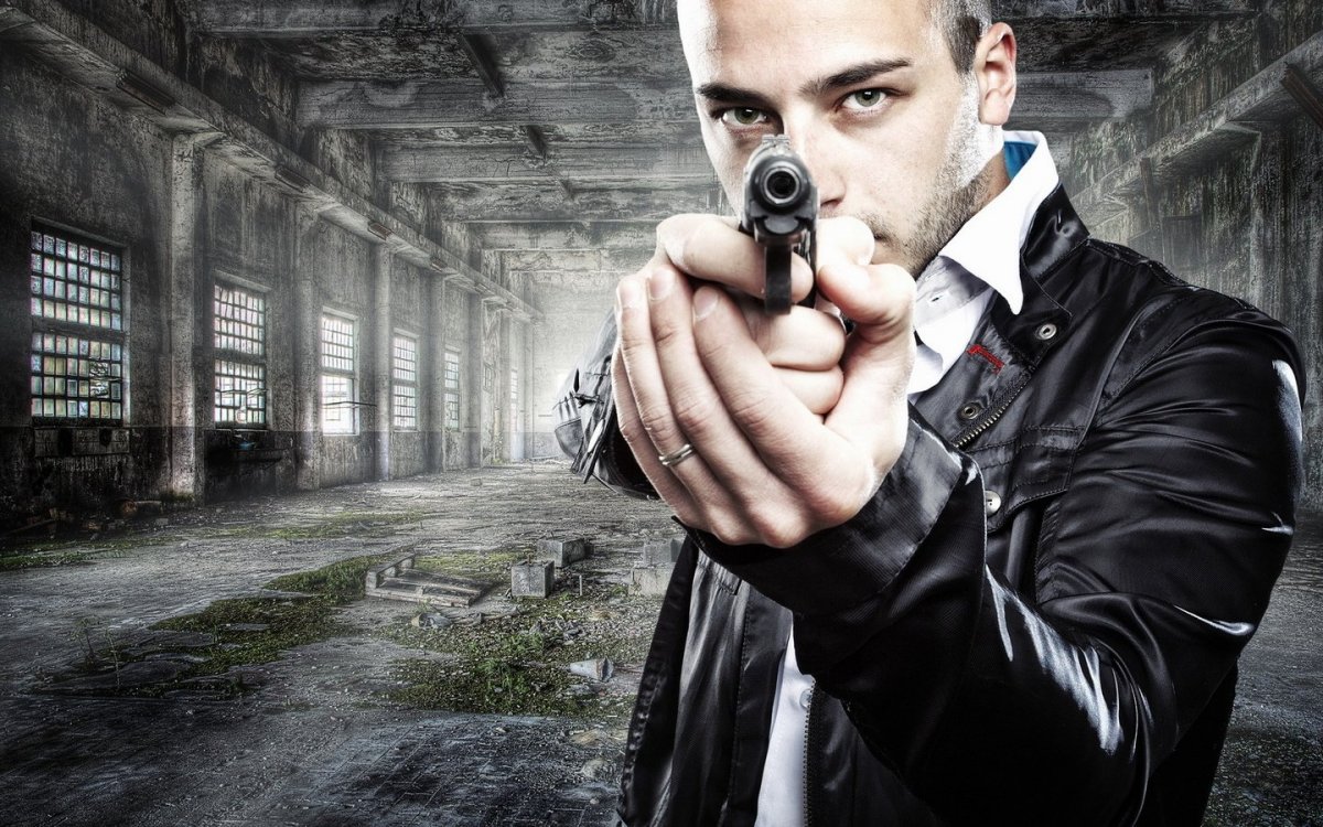 Мужчина с пистолетом