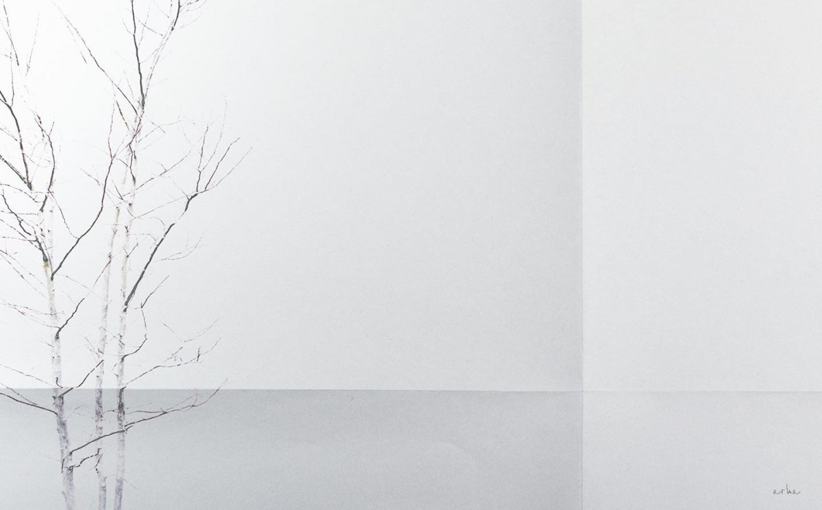 Комната с белыми стенами