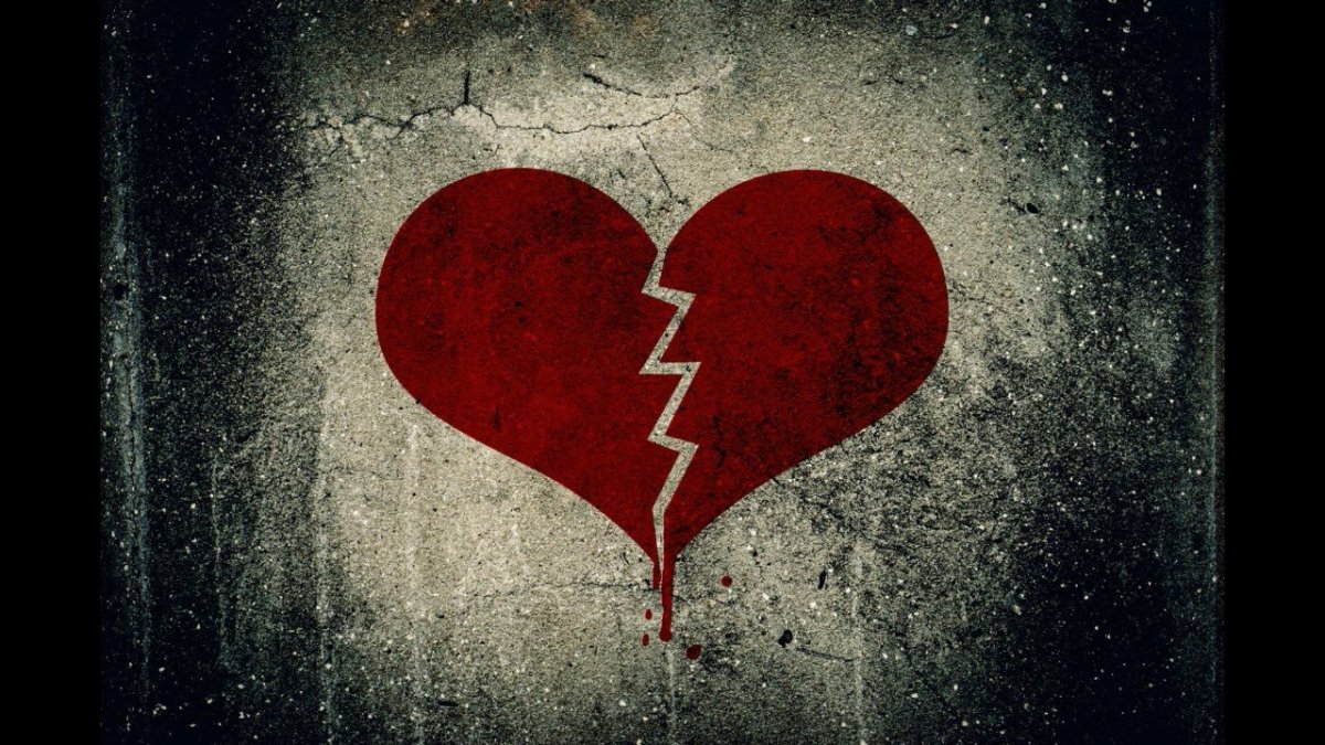 Расколотое сердце на черном фоне