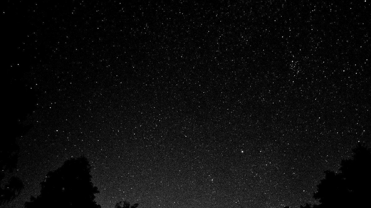 Темное небо со звездами