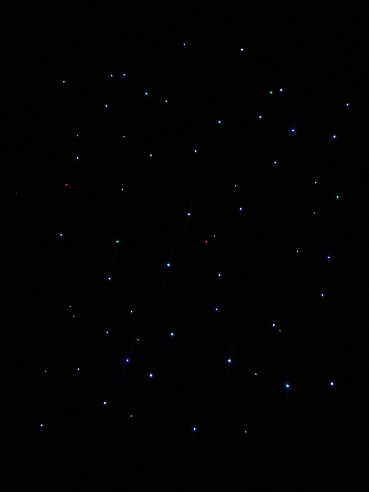 Желтая звезда на черном фоне