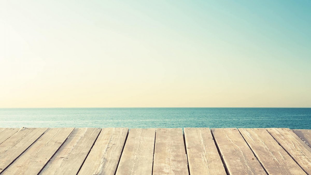 Стол с размытым фоном