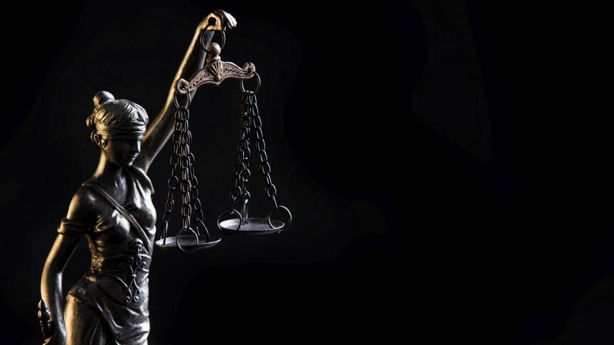 Фигура Фемиды на столике