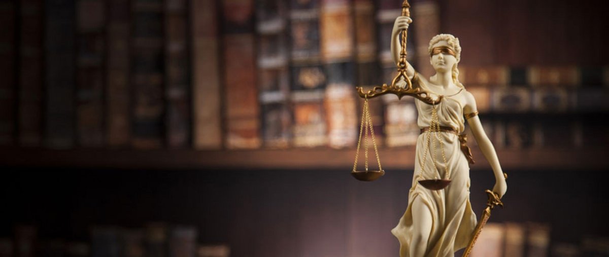 Фемида на зеленом фоне