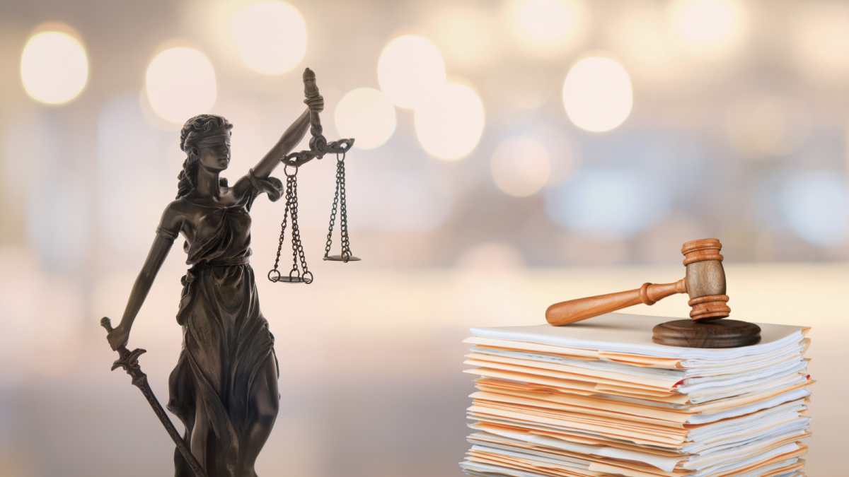 Фемида на столе