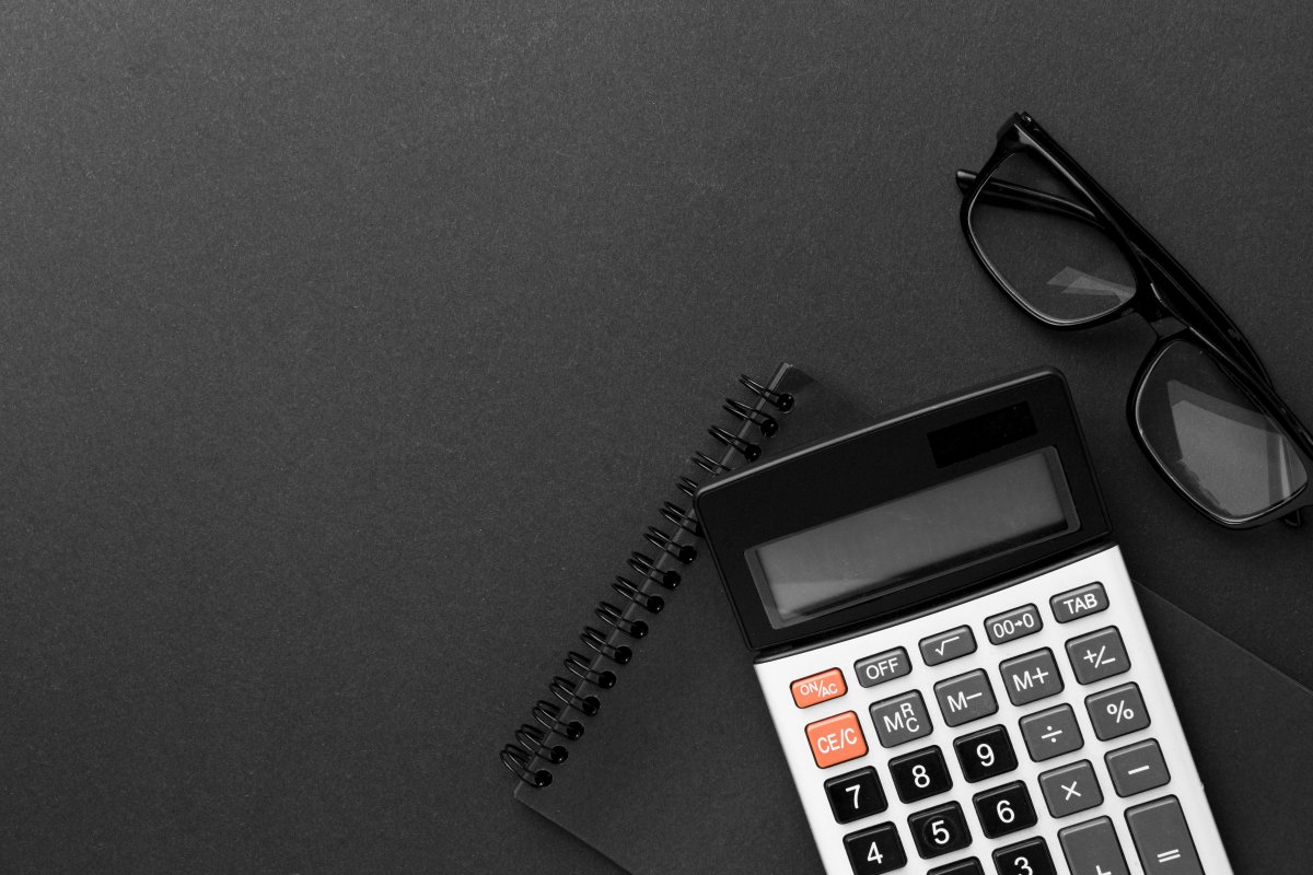 Красивая девушка с ноутбуком