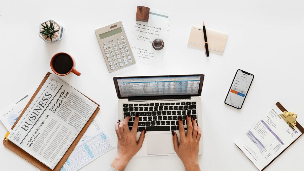 Бежевый стол сверху