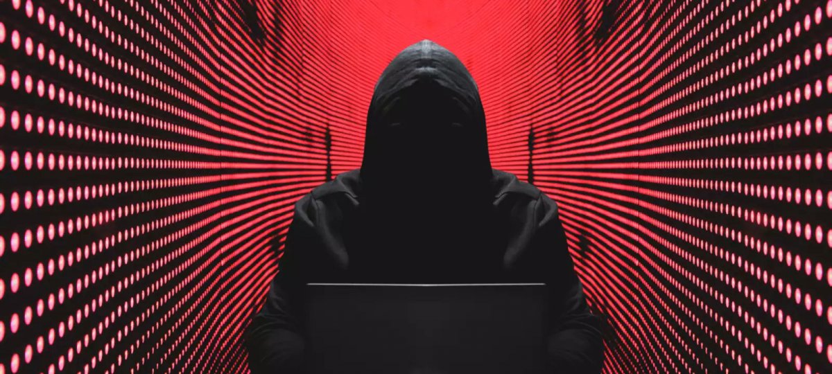 Злоумышленник с ноутбуком