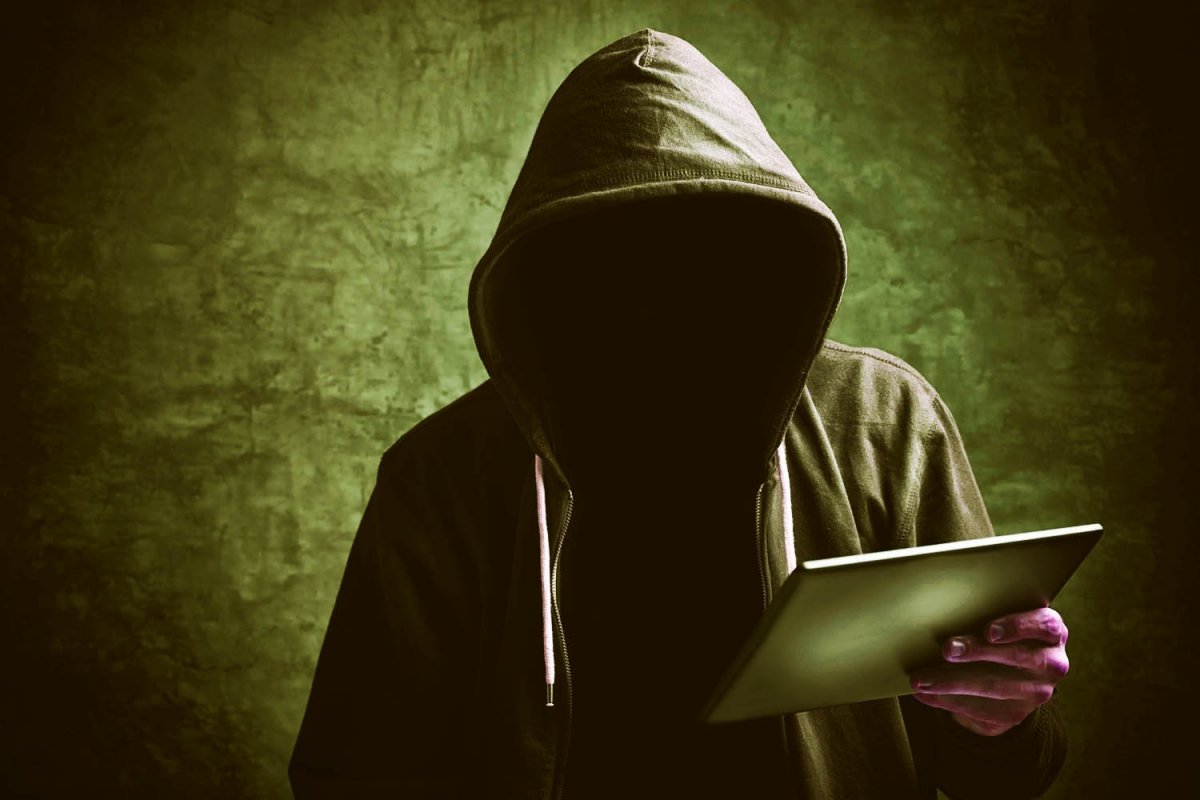 Загадочный человек в капюшоне