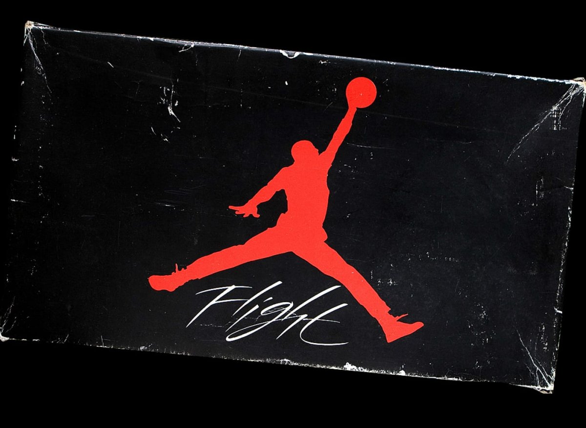 Спортивный логотип с баскетболистом