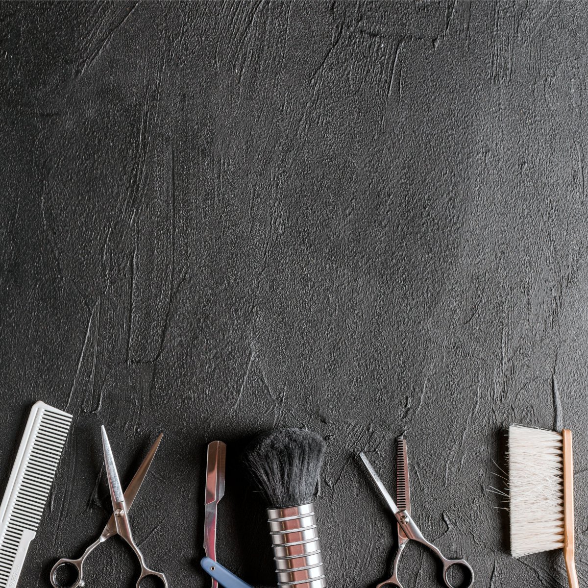 Инструменты парикмахера на белом фоне