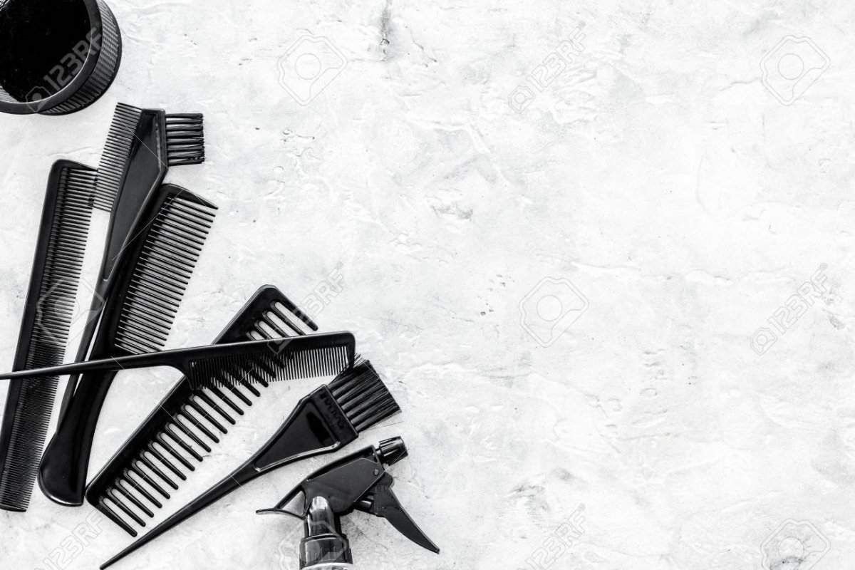 Парикмахерские инструменты на сером фоне