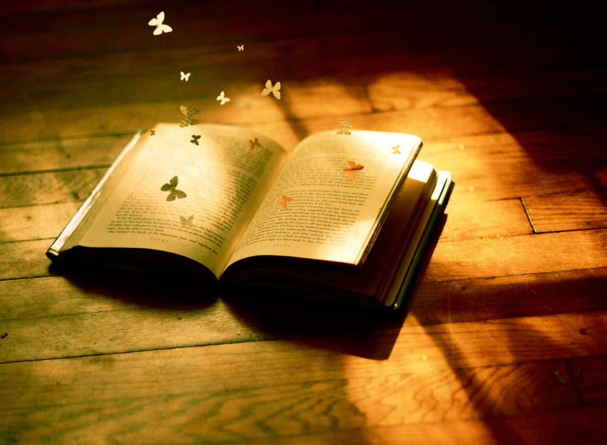 Книга на черном фоне