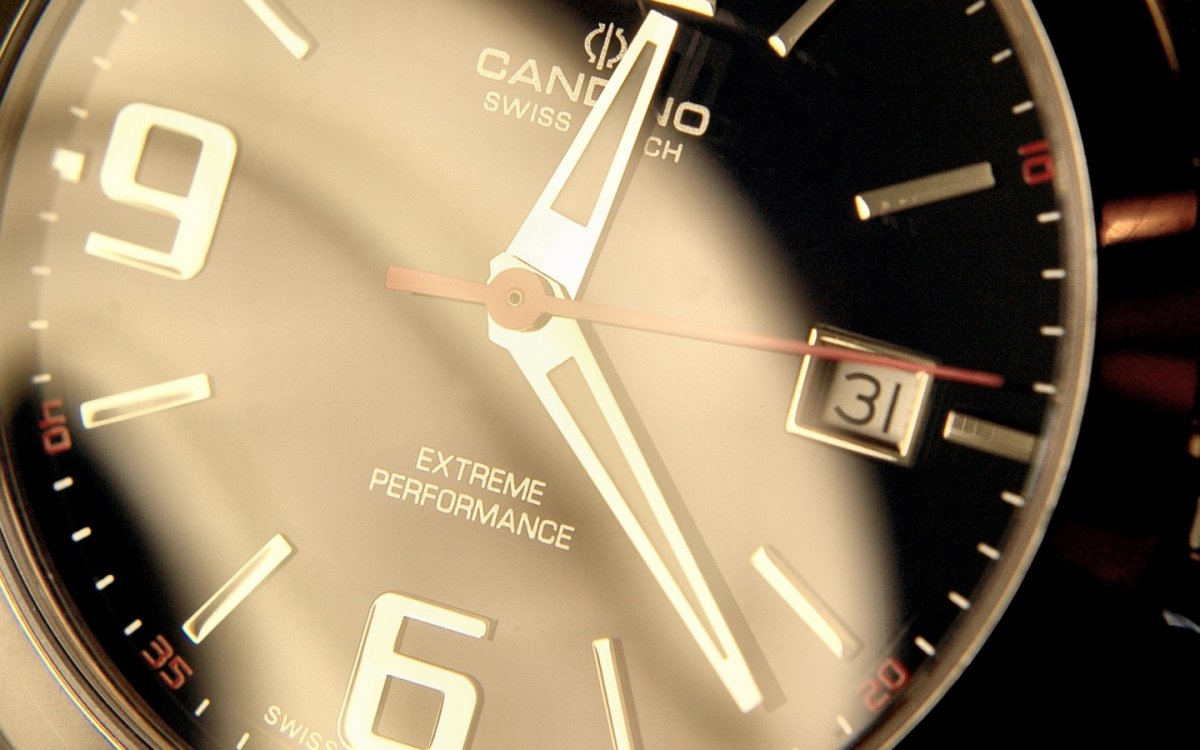 Часы на черном фоне