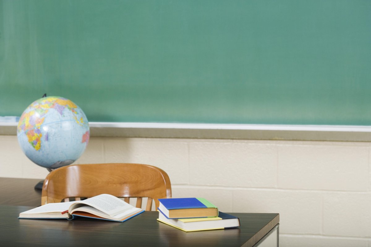 Стол учителя в классе