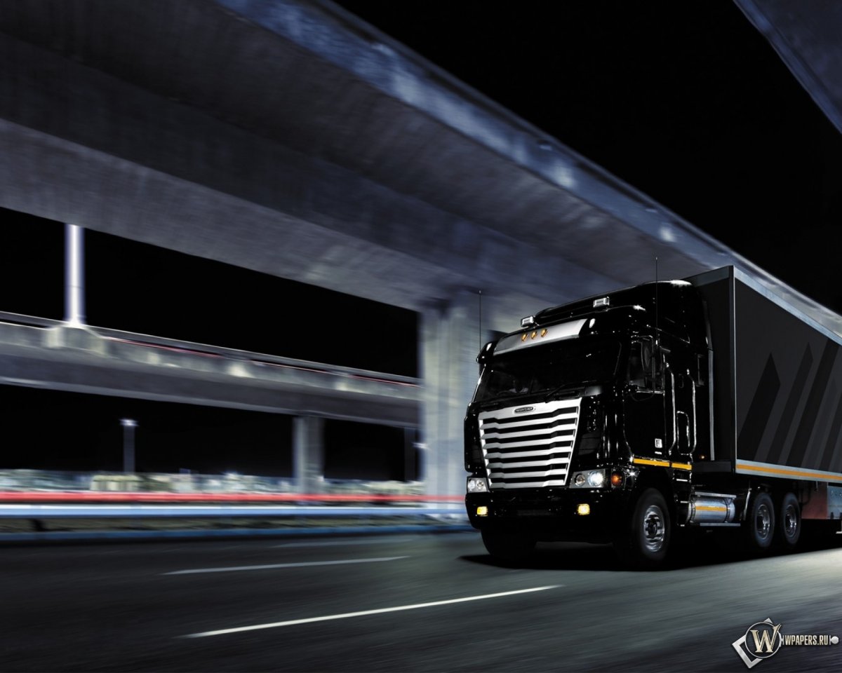 Грузовик на темном фоне