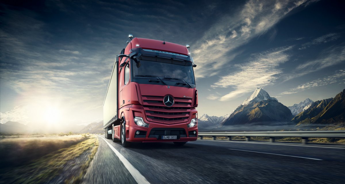 Красная фура на дороге