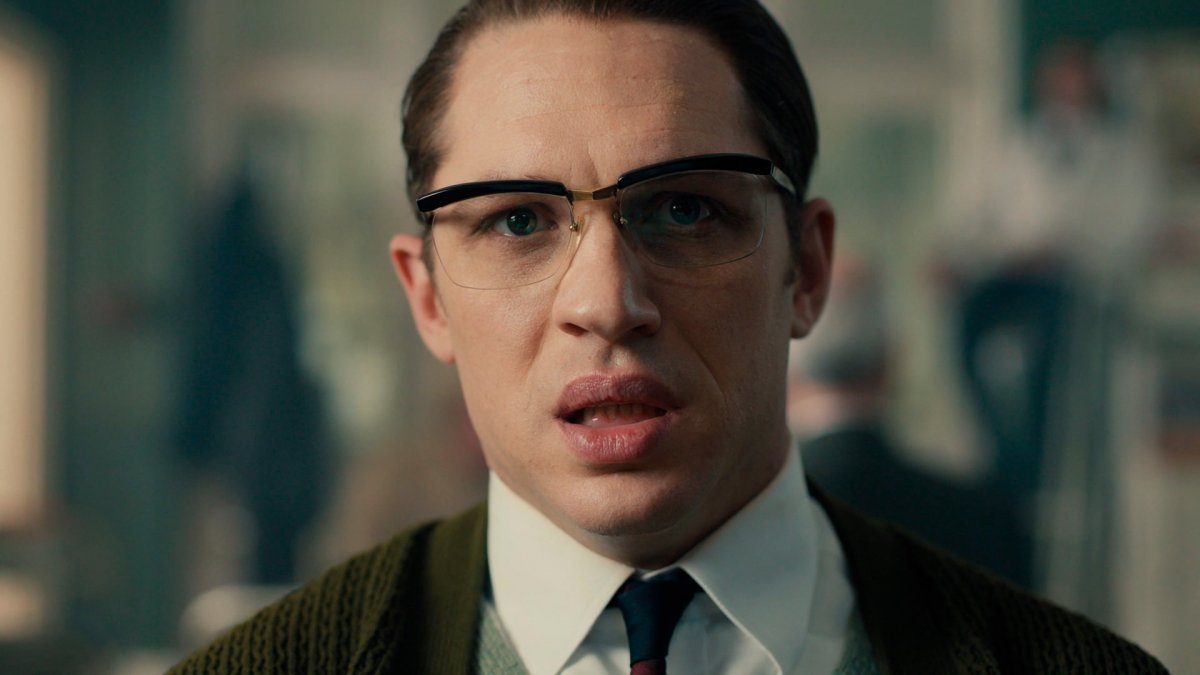 Том Харди с сигаретой Легенда