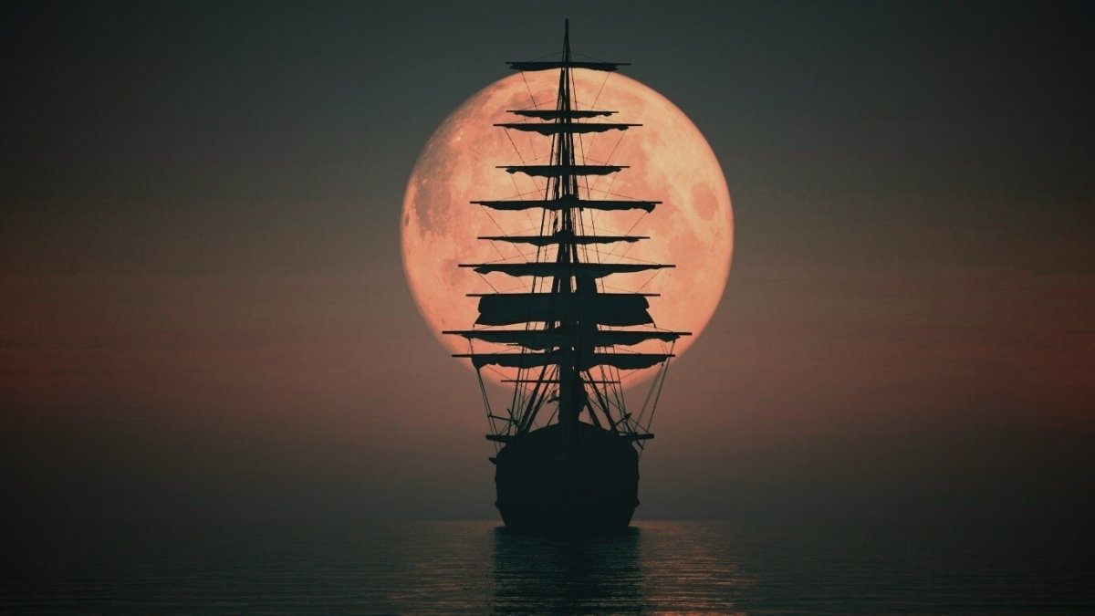 Парусник на фоне Луны