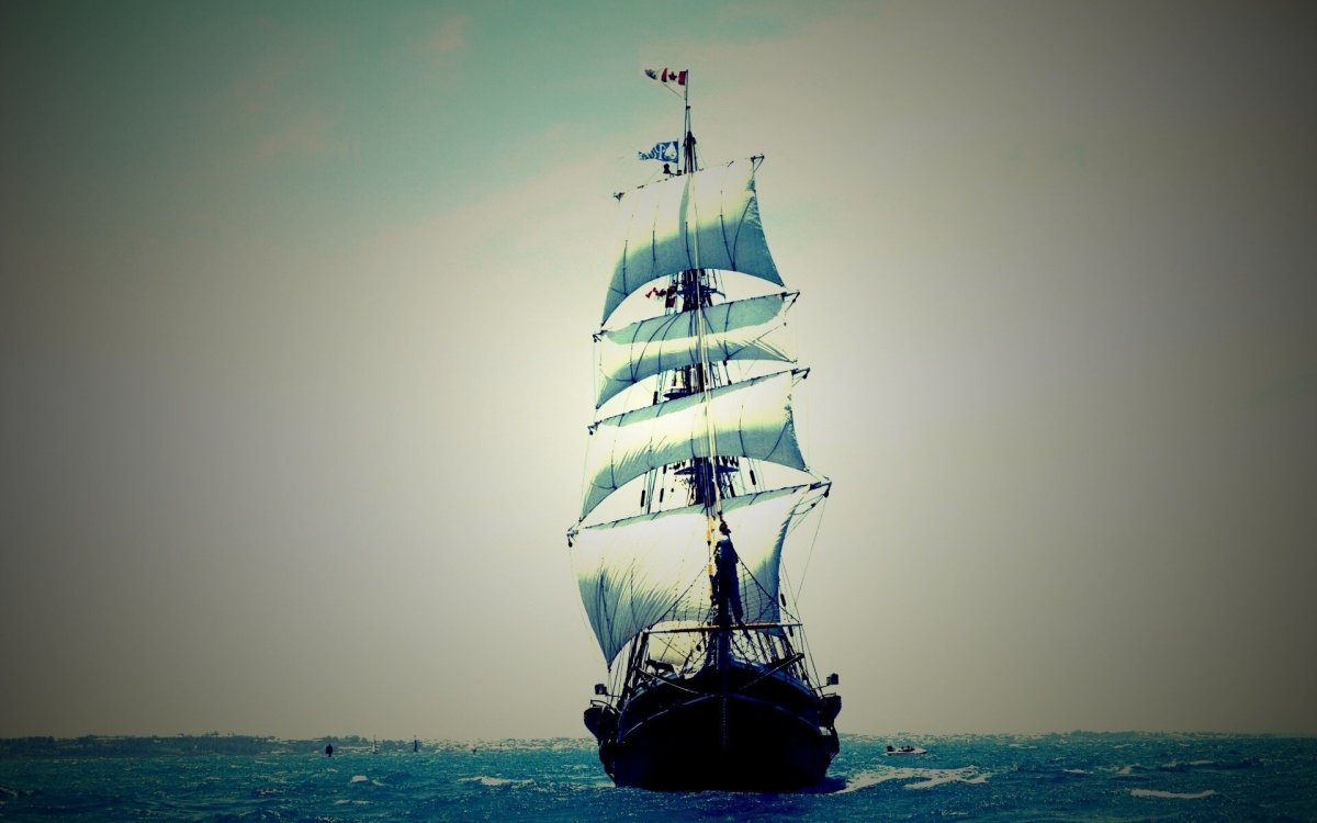 Небольшой парусник