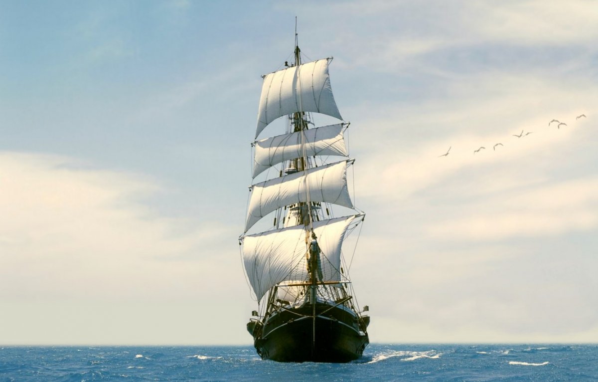 Парусник идет вперед