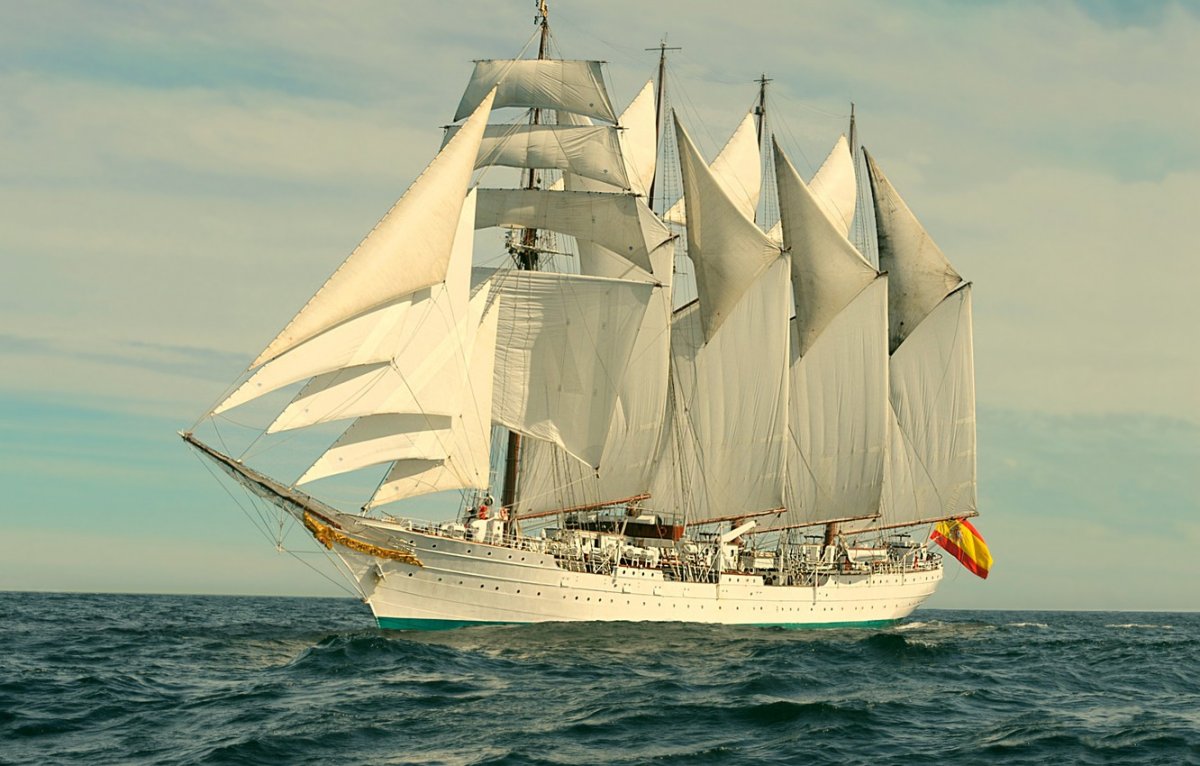 Корабль в море