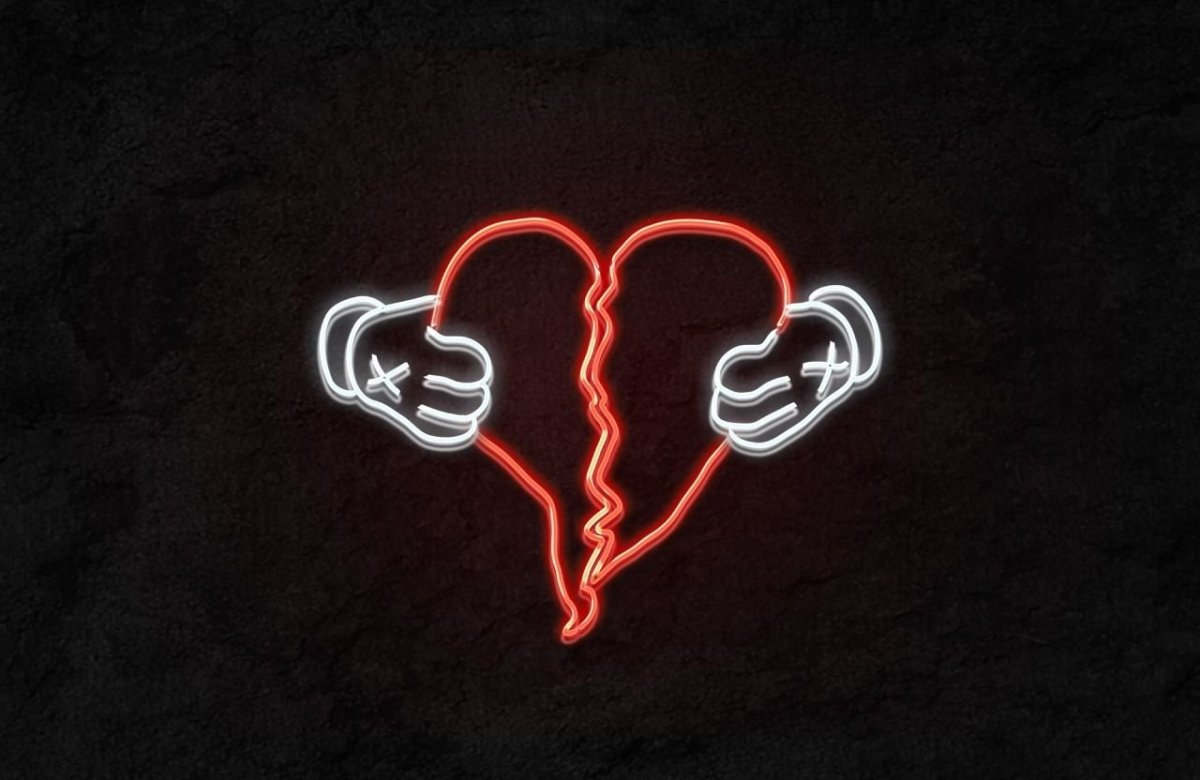 Неоновое сердце на белом фоне