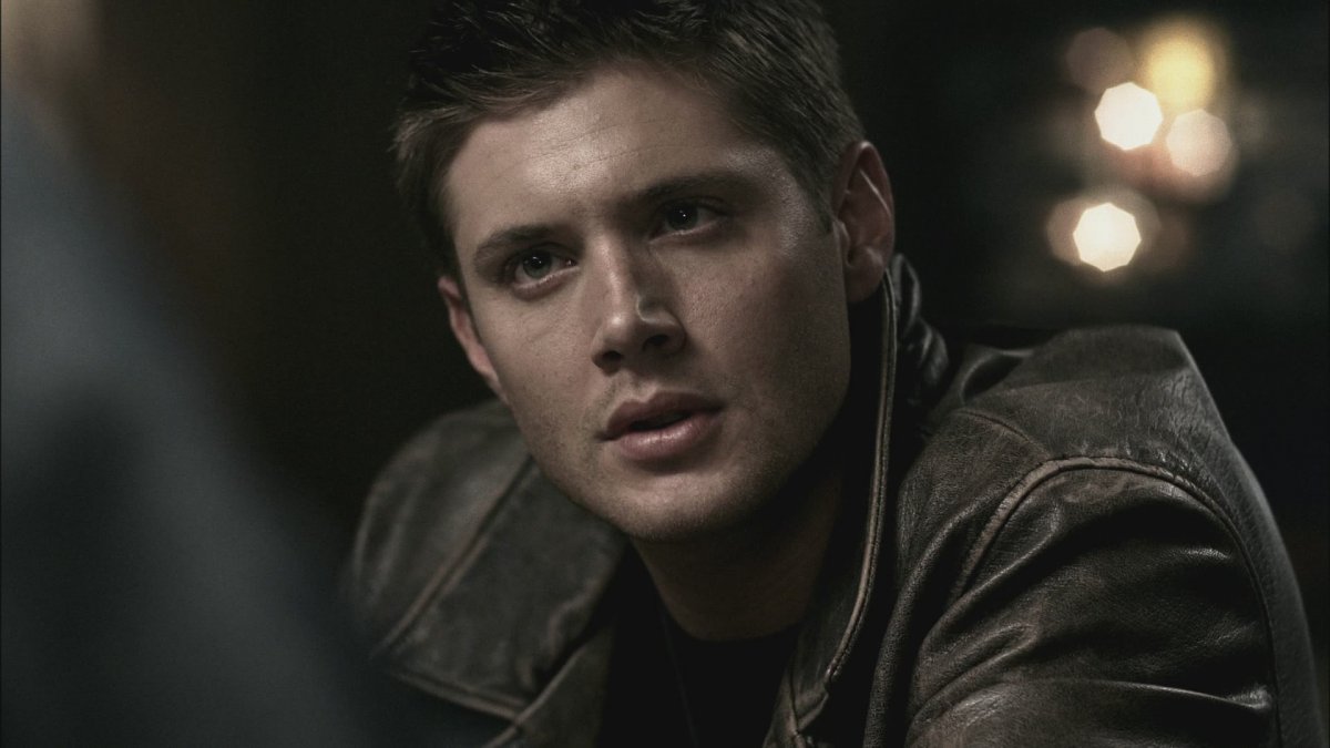 Актеры на фоне стены