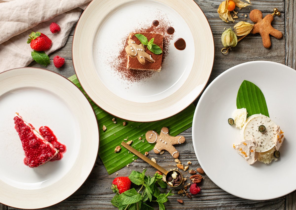 Еда на деревянном фоне