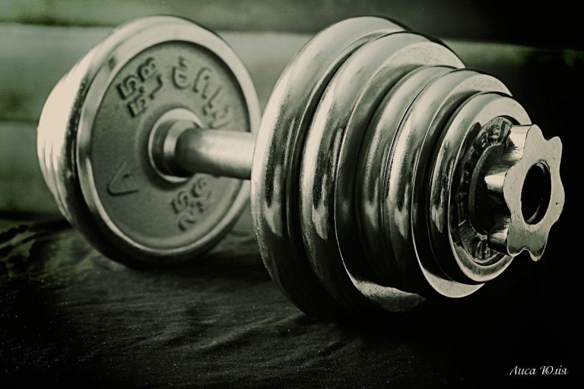 Гантели на черном фоне