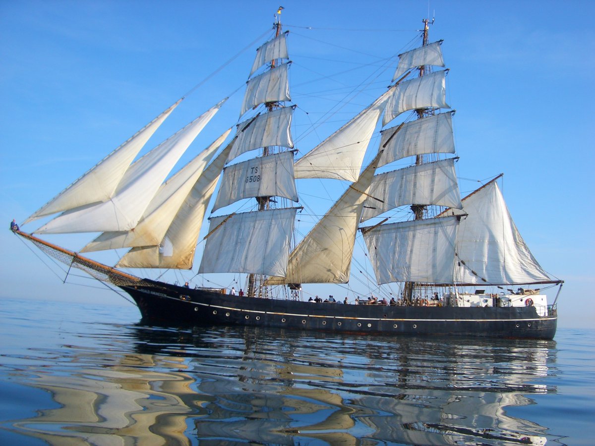 Корабль плывет