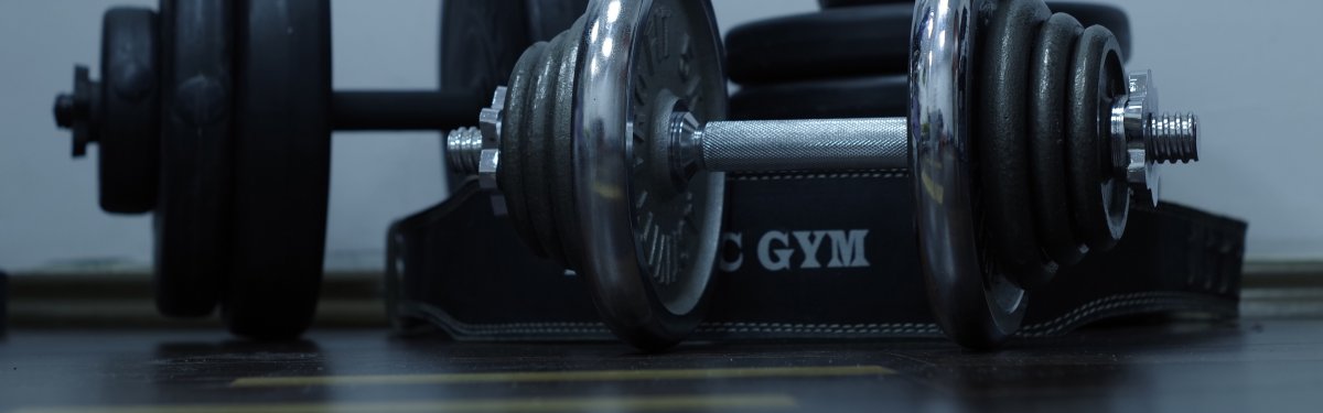 Гантели на черном фоне