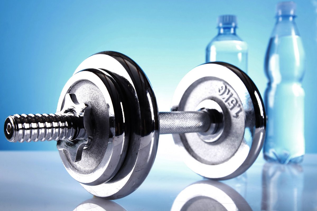 Гантели на темном фоне