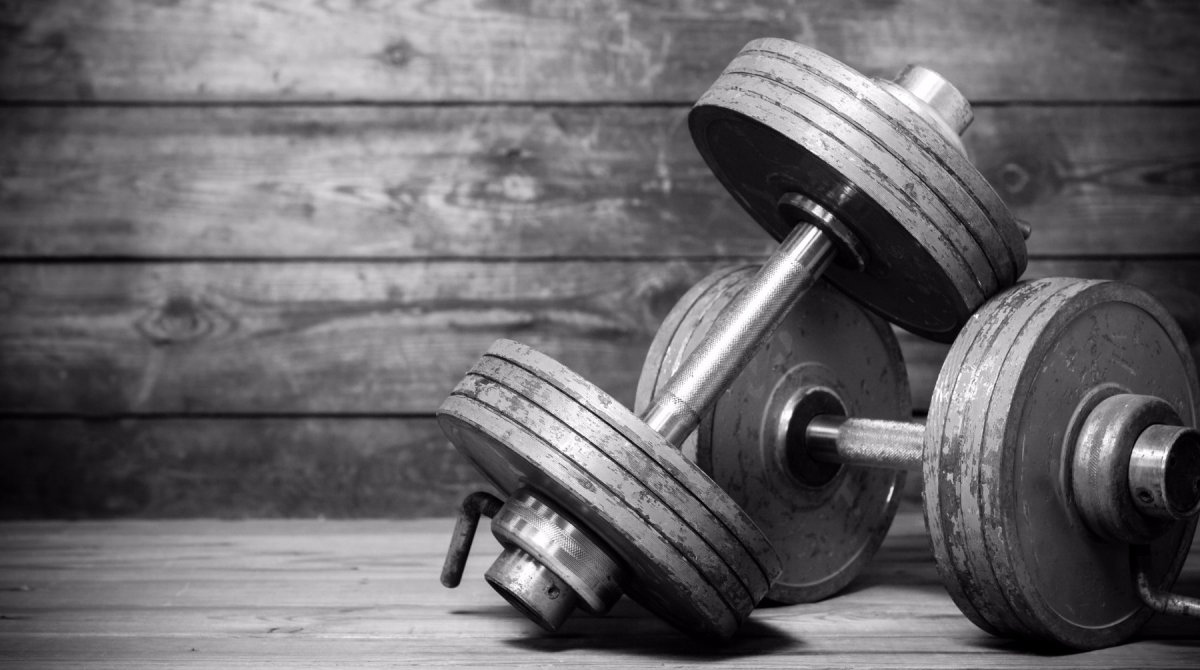 Штанга на черном фоне