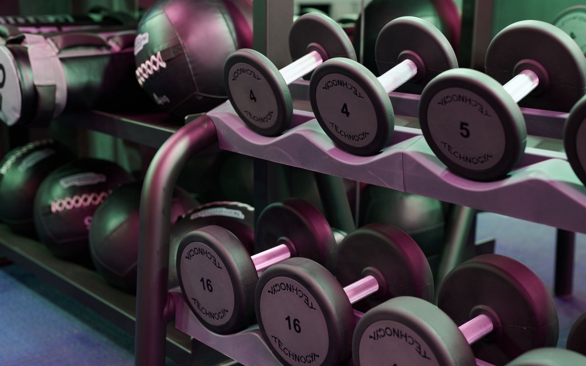 Штанга на черном фоне