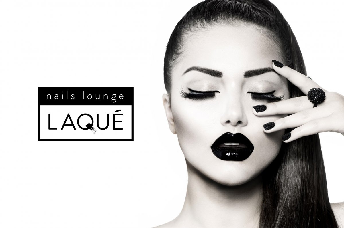 Ресницы на розовом фоне