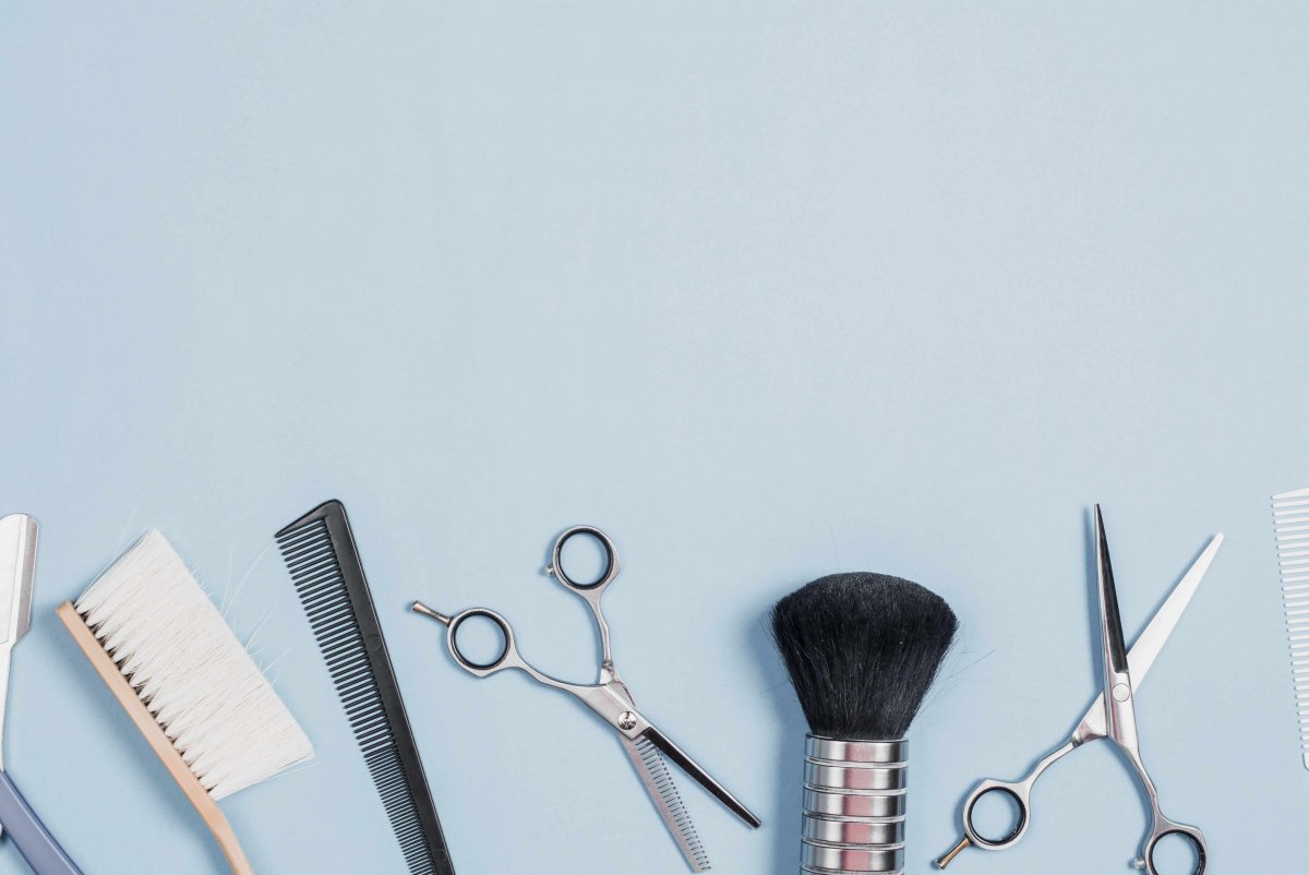 Красивые ножницы и расческа