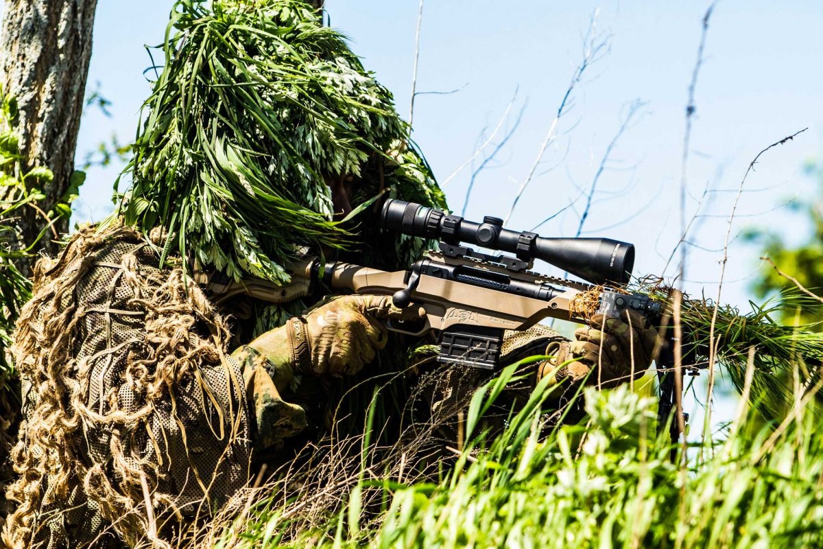 Снайпер на фоне заката