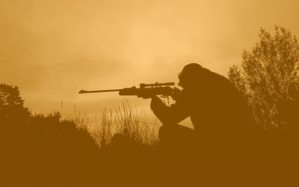 Снайпер на фоне заката