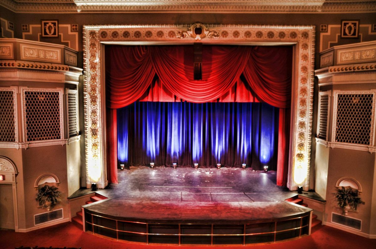 Театральный занавес