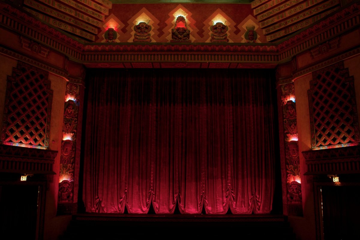 Бархатный занавес